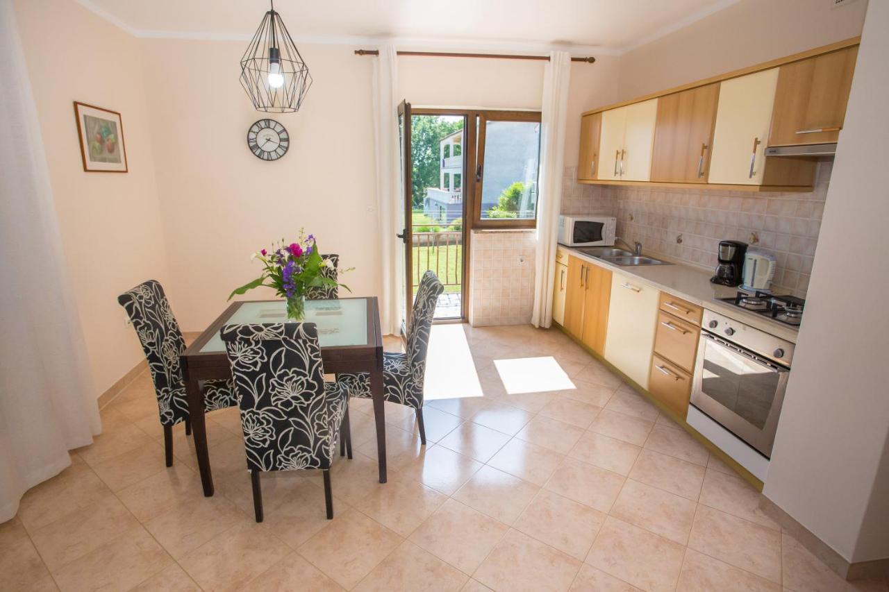Apartment Anna Porec Bagian luar foto